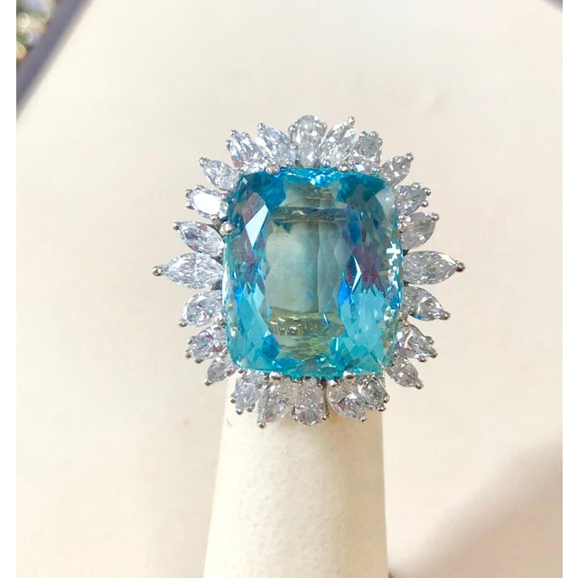 2010s 28 Carat Natural Aquamarine and Diamond Cocktail Ring 18 Karat Gold Adjustable For Sale - Image 5 of 18