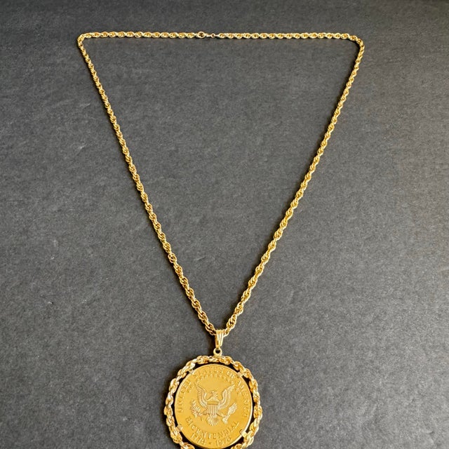 1970s Vintage Gold Coin Necklace Bicentennial 1776-1976 Rope Chain Estate Jewelry For Sale - Image 5 of 8