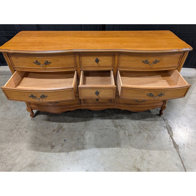 Late 20th Century Dixie Furniture Company Vintage French Provincial Nine-Drawer Wood Dresser For Sale - Image 16 of 16