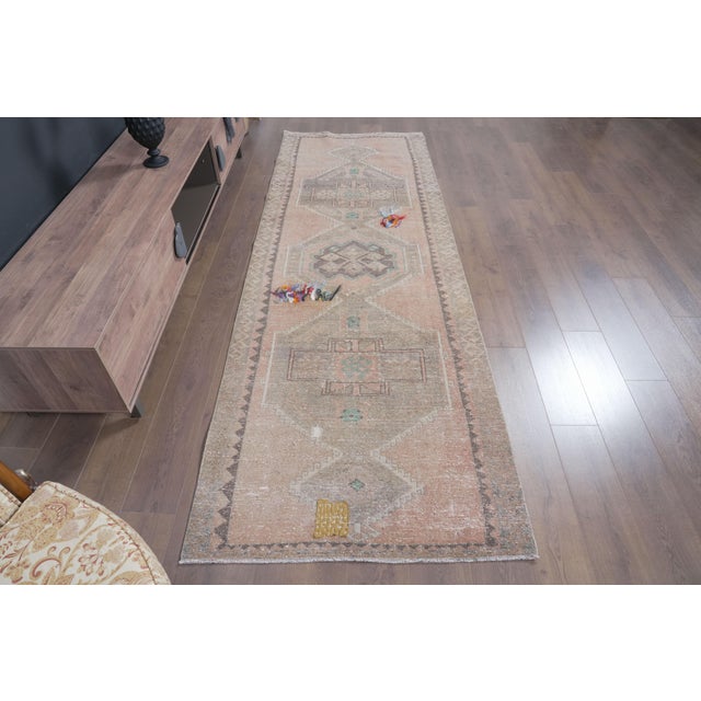 1970 Vintage Oushak Kilim Runner - Muted Pastel Pink Beige Area Rug - Traditional Turkish Medallion Runner for Hallway For Sale - Image 11 of 17