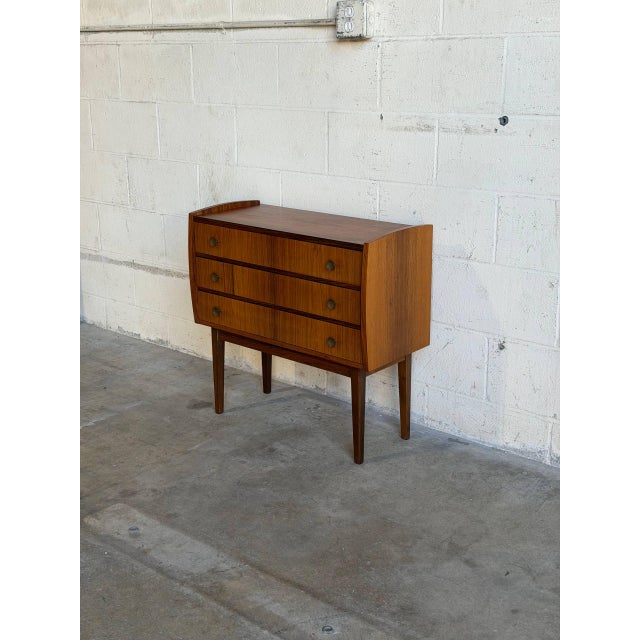 1960s 3-Drawer Commode Chest in Light Rosewood Mid-Century Modern 1960s For Sale - Image 5 of 10