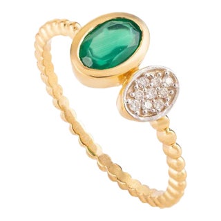 Contemporary Emerald and Diamond Ring in 18k Gold Size 5.5 For Sale