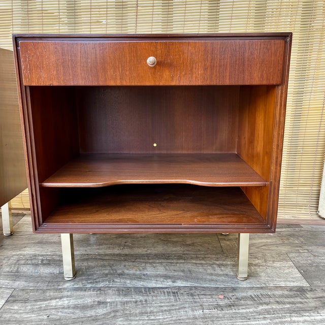 A Pair of Refinished Mid Century Modern Nightstands by John Stuart. Circa 1960s For Sale In Miami - Image 6 of 17