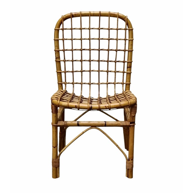 An elegant chair made entirely from high-quality rattan, with a warm honey-coloured finish. The chair’s design is...