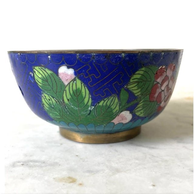 Chinoiserie Antique Chinese Export Enameled Bowl With Brass Base For Sale - Image 3 of 6