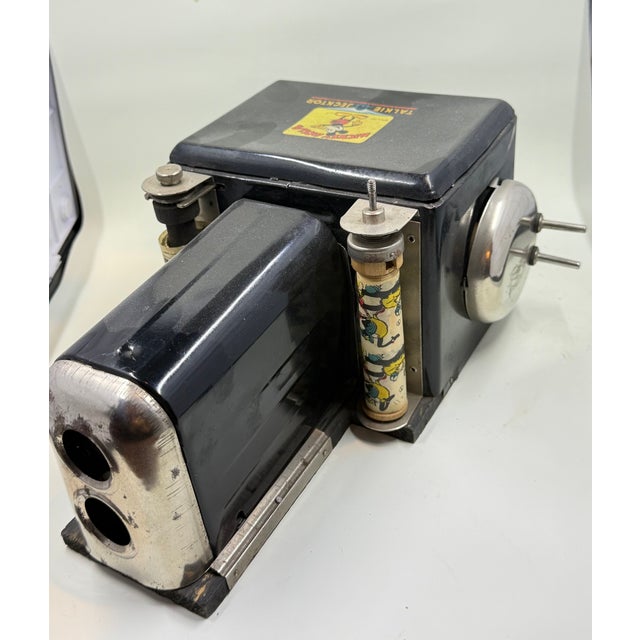 Rare 1930s Vintage Disney Mickey Mouse “Talkie Jecktor” Toy Film Projector & Phonograph For Sale - Image 4 of 5