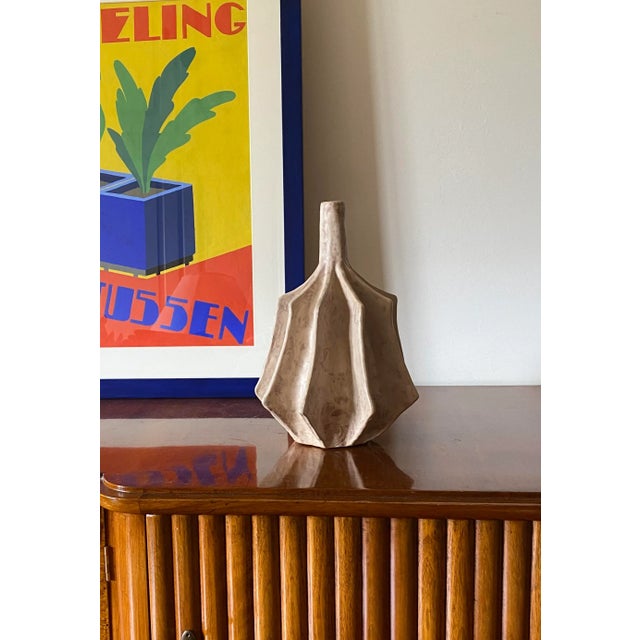 Organic modern white earthenware vase France 1970s H 31 cm - 23 cm diam. Conditions: excellent, no defects