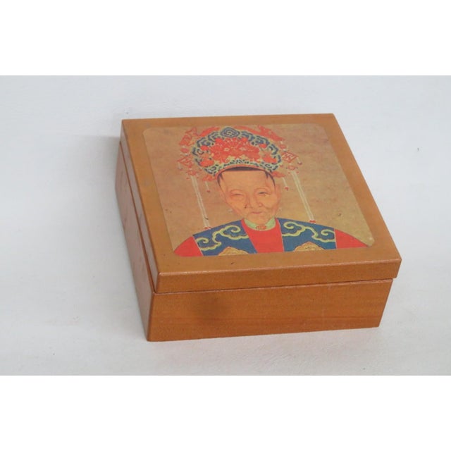 This lovely Boxed Set of 6 Coasters made of wood and cork. Each coaster presents a square shape, cork bottom, and the top...