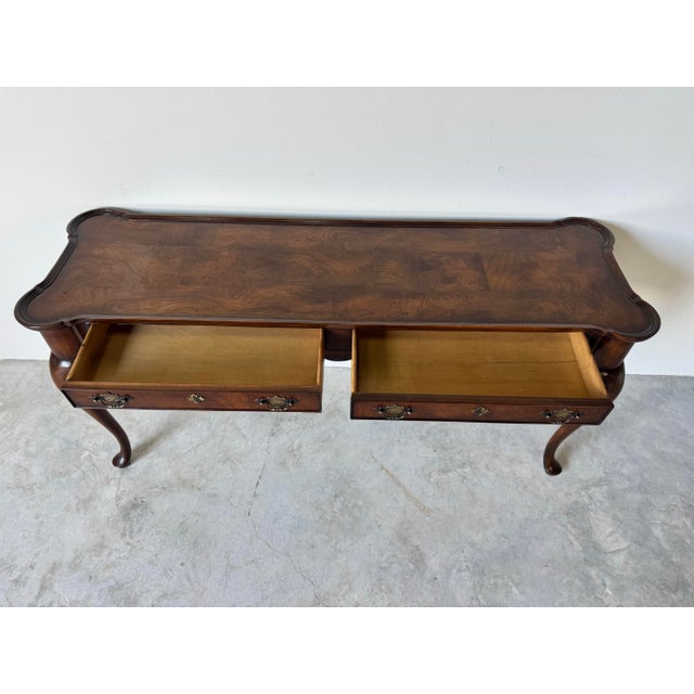 Mid-Century Modern 1970s Hekman George III–Style Burl Elm & Mahogany Console Table For Sale - Image 3 of 12