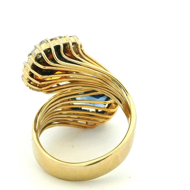 Italian Modernist 18k Gold Blue & Orange Sapphire Diamond Bypass Ring, Circa 1980, Size 7.75 For Sale In Miami - Image 6 of 11