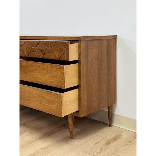 Vintage MCM Bassett Style Nine Drawer Dresser With Wood Inlays Collectable Retro For Sale - Image 18 of 18