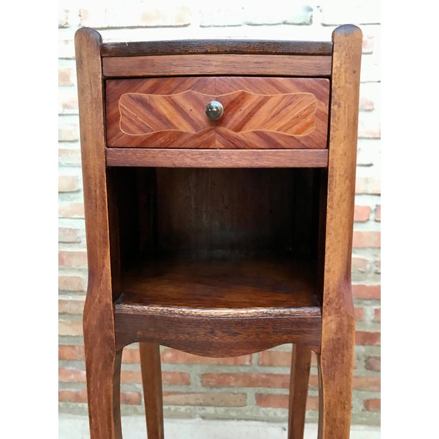Louis XV French Walnut Bedside Tables with Marquetry, Set of 2 For Sale - Image 13 of 16