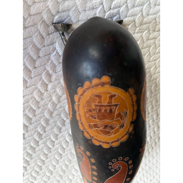 Sienna Vintage Peruvian Hand-Carved & Fire-Etched Gourd Bird Sculptures - Pair "Mate Burilado" Hand-Carved Gourd Birds For Sale - Image 8 of 12
