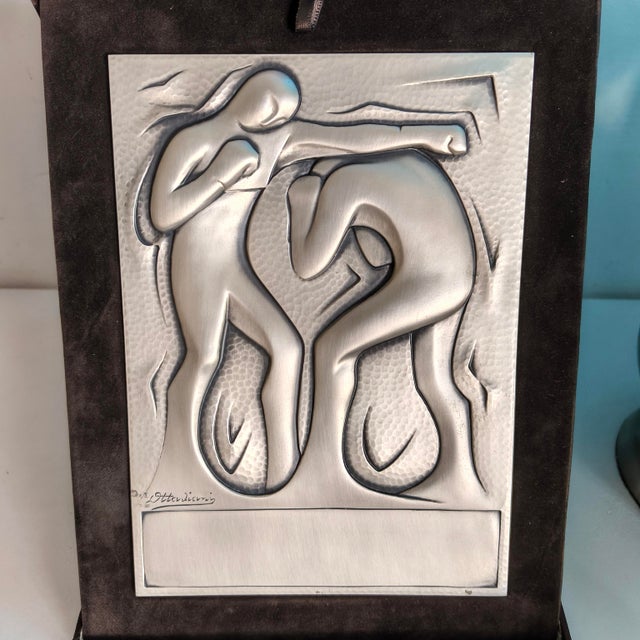 Let yourself be conquered by the intensity of this tribute to the noble art. This vintage commemorative plaque from the...