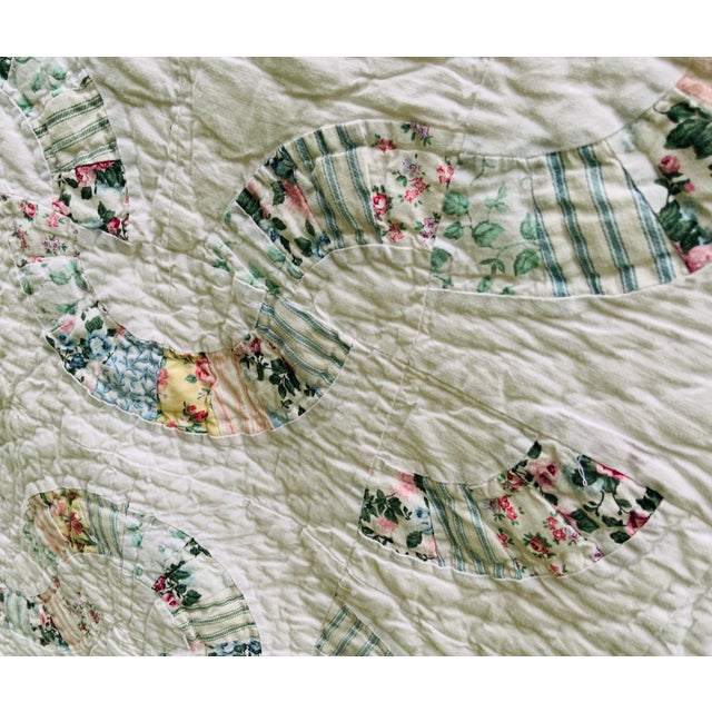 1940s Vintage All-Cotton Hand-Stitched Double Wedding Ring Scalloped Quilt For Sale - Image 12 of 18