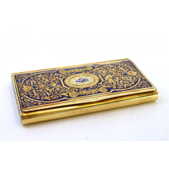 Snuff Box in Enamelled Gold with Engraved Geometric Figures, Floral Motifs and Hinged Lid For Sale - Image 9 of 11