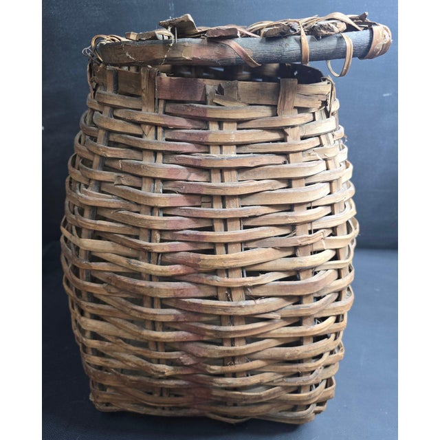Antique Northeast Woodlands Style Lidded Pack Basket Heavy Splint Black Ash Gathering Vessel For Sale - Image 4 of 12