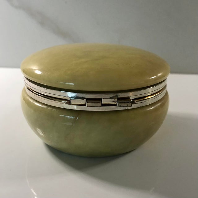 Mid 20th Century Round Hinged Italian Box in Alabaster For Sale - Image 4 of 8