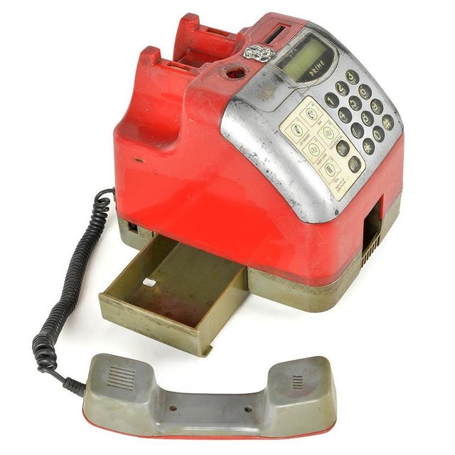 This red English telephone booth phone is attractive for its robustness and utilitarian design. A characterful object, it...