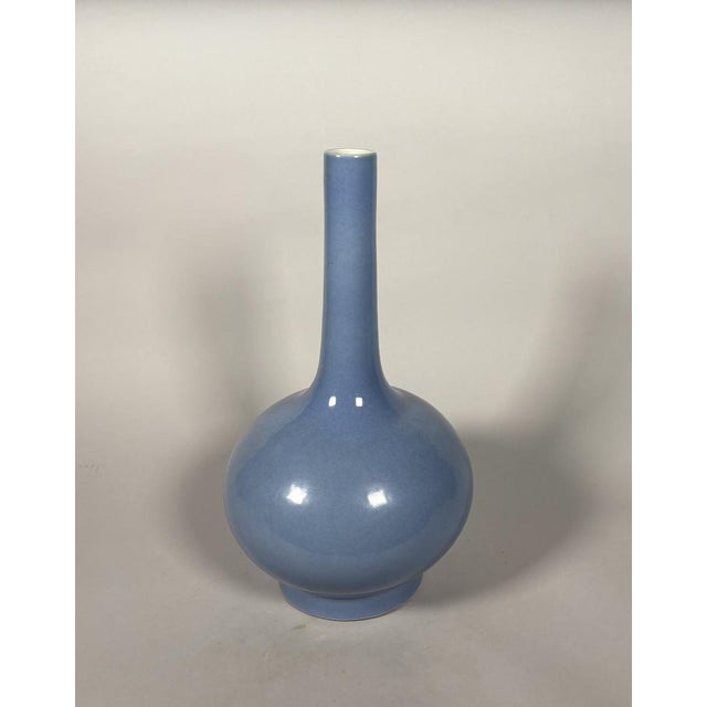 Chinese lavender porcelain vase, Qianlong period (1736-1795). For Sale