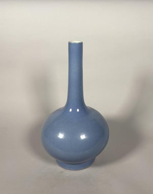 Chinese lavender porcelain vase, Qianlong period (1736-1795).