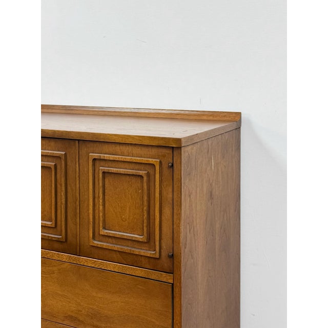 Late 20th Century Vintage Chest Broyhill Sculptra MCM Gentleman's Tallboy Three Drawer Cabinet Dresser For Sale - Image 5 of 18