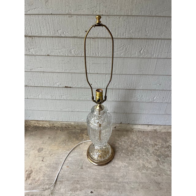 Hollywood Regency 1980s Vintage Crystal & Brass Table Lamp Hollywood Regency, Criss-Cross Cuts For Sale - Image 3 of 10