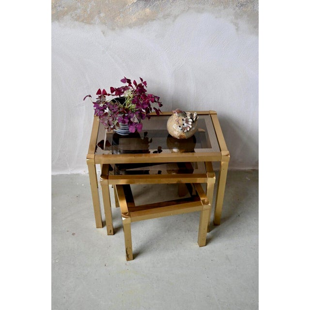 Modern Hollywood Regency Style Nesting Tables or Flying Tables in Gold Metal and Smoked Glass, 1970s, Set of 3 For Sale - Image 3 of 18