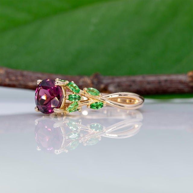 1.78Ct Purple Garnet Ring With Tsavorite Garnet Accents in Solid 14k Gold, Size 6.75 For Sale In Columbus - Image 6 of 9