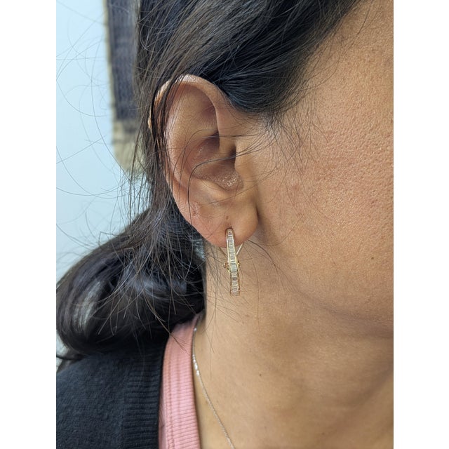 These elegant earrings feature a total of 1.23cts of brilliant lab-grown diamonds, offering exceptional sparkle and...