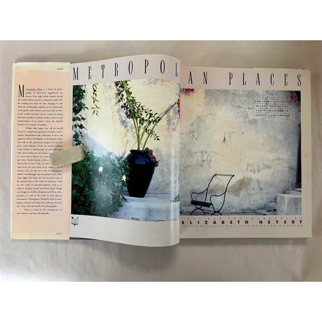 Gives a lush, colorful look at 32 magnificent homes, from eight urban capitals from around the world. Ranging in style...