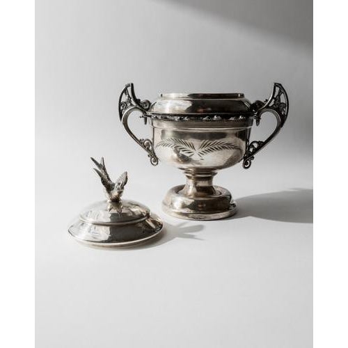 This vintage 1930s silver-plated footed bowl with lid by Warren Rogers, New York is an exquisite example of refined...