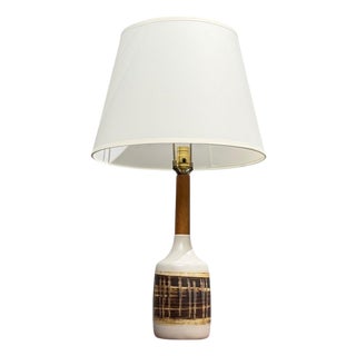 Gordon & Jane Martz, Table Lamp, Walnut, Beige Ceramic, Usa, 1960s For Sale