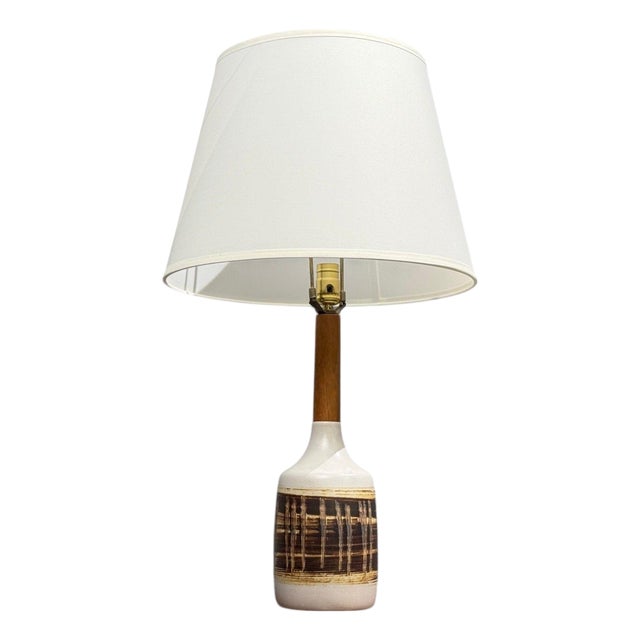 Gordon & Jane Martz, Table Lamp, Walnut, Beige Ceramic, Usa, 1960s For Sale
