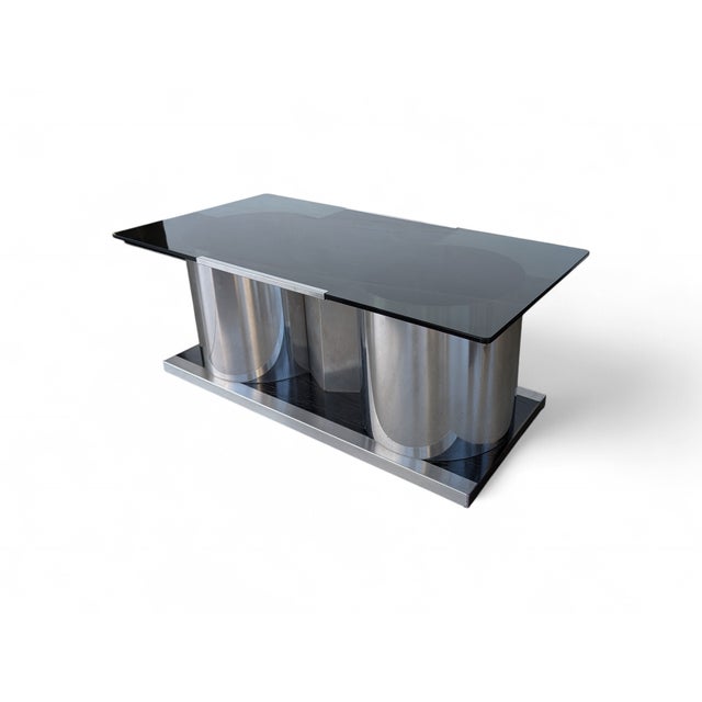 This refined coffee table, dating back to the 1970s and 1980s, is an example of signature design that harmoniously...