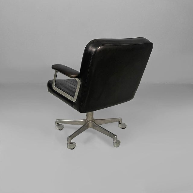 Metal Italian Modern Leather and Metal Armchair by Osvaldo Borsani for Tecno, 1970s For Sale - Image 7 of 18