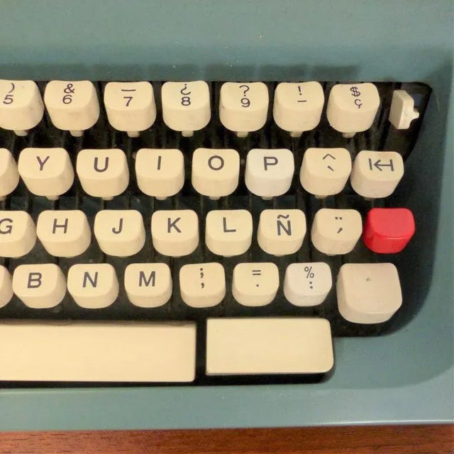 Vintage Studio 46 Typewriter with Spanish Keyboard from Olivetti, in Very Good conditions. Designed 1970 to 1979 This...