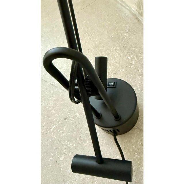 1990s Vintage Postmodern Italian Milano Dana 4400/G440 Black Counterbalance Halogen Adjustable Desk, Task Lamp With Pendulum & Double Counterweight For Sale - Image 5 of 12