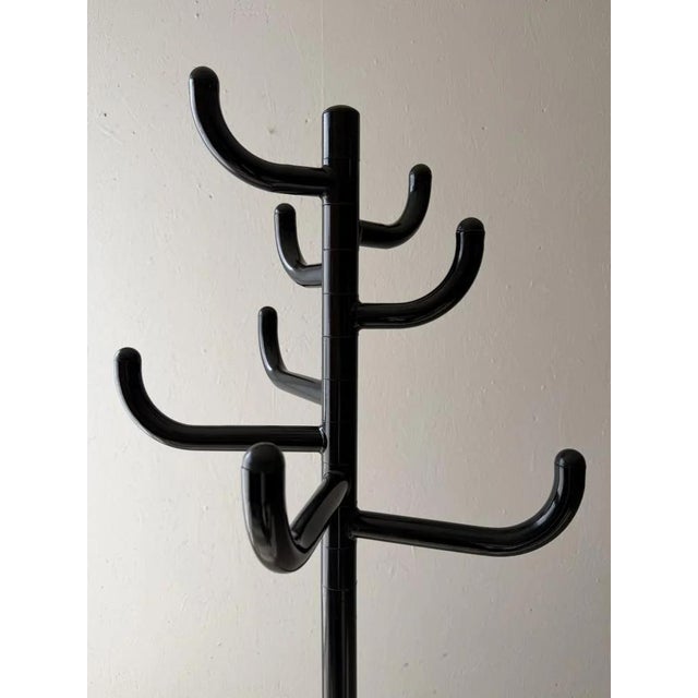 The silhouette immediately reveals what this design is all about. A simple construction of black lacquered metal is...