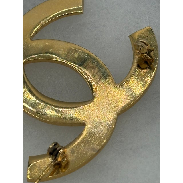 Vintage Gold Tone Metal Interlocking CC Brooch With Paris Stamp For Sale - Image 9 of 10