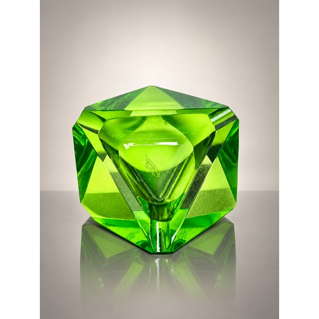 1920s Vintage Art Deco Green Uranium Glass Faceted Ashtray by Moser, Czechoslovakia, 1930 For Sale - Image 5 of 7