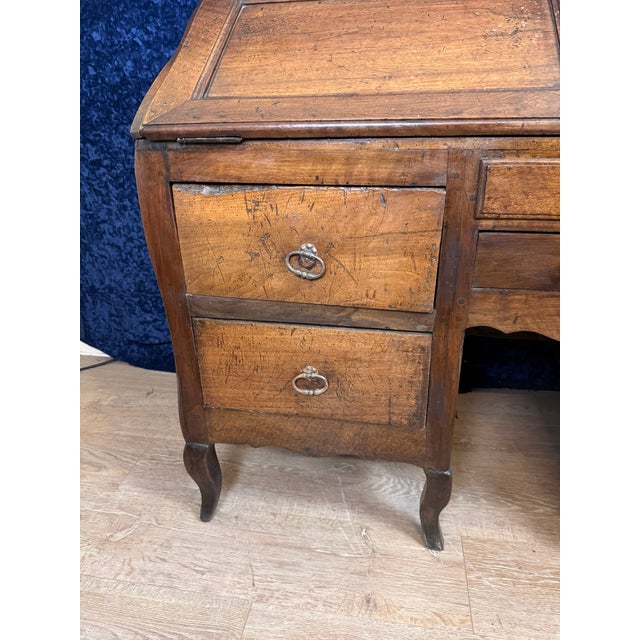 Bordeaux Sloping Desk in Walnut, 1750 For Sale - Image 3 of 17