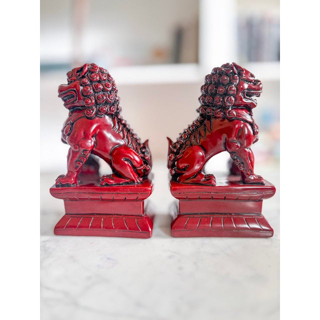 Guardian Resin Foo Dog Pair | Red Chinoiserie Bookends | Asian Home Decor For Sale In Atlanta - Image 6 of 8