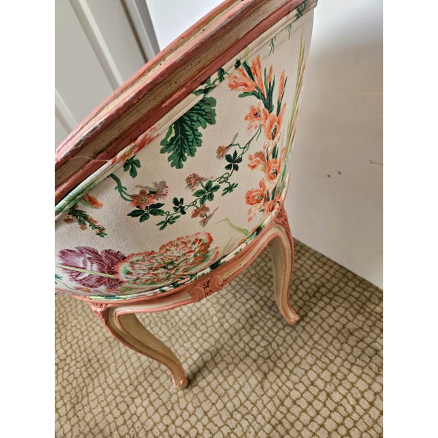 1950s Vintage French Style Vanity Swivel Chair With Chintz Upholstery and Painted Coral and Ivory Frame For Sale - Image 5 of 5