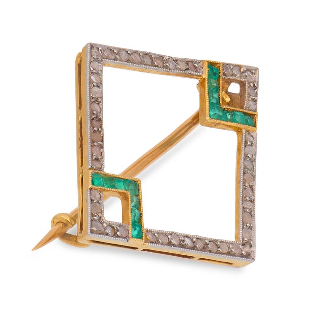 Traditional 1910s Edwardian Diamond Emerald 18k Yellow Gold and Platinum Kite Brooch For Sale - Image 3 of 7