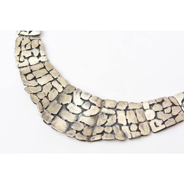 Vintage Sterling Silver Pebbled Design Collar Necklace Hallmarked For Sale - Image 4 of 10