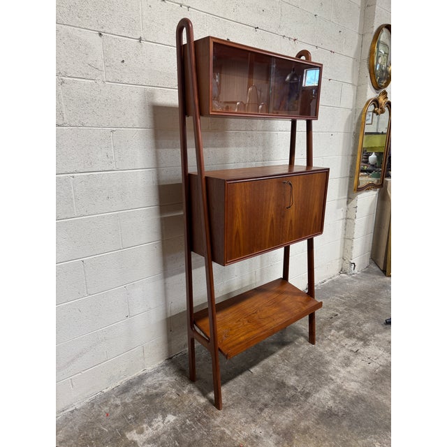 This breaks down into 5 pieces! The three middle sections rest on brackets in betweenthe outer brackets. Easy to move and...