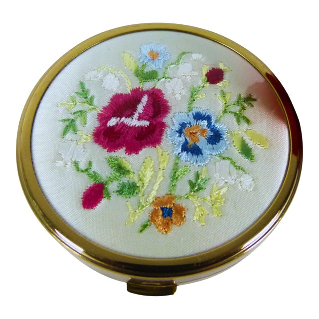 50s Margaret Rose Embroidered Powder Compact Made in England Original Box For Sale
