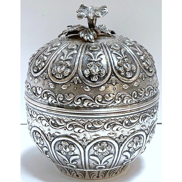 Traditional Large Sterling Repoussé Melon Box, Style of Buccellati For Sale - Image 3 of 10