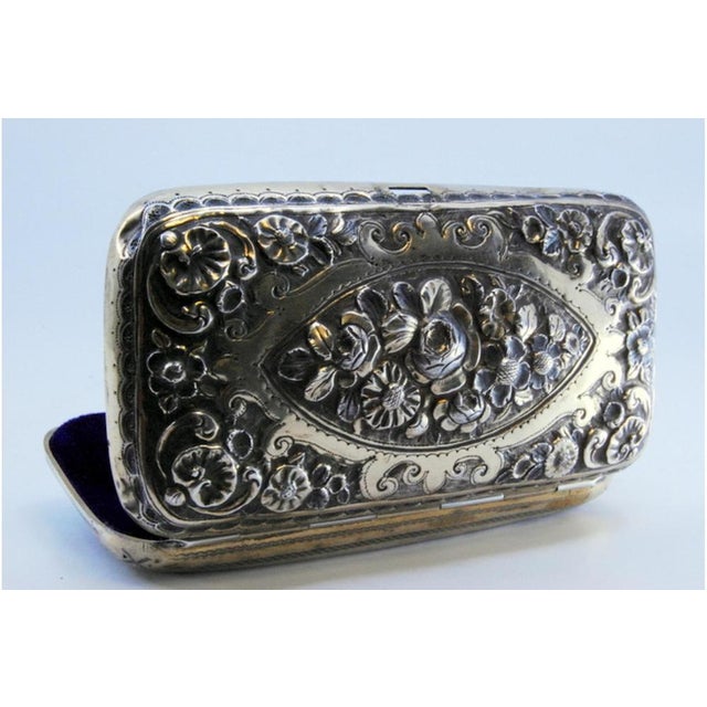 Metal Cigar Case in Gilded Silver with Floral Reliefs, Guilloche Back with Asymmetrical Designs and Velvety Interior For Sale - Image 7 of 8